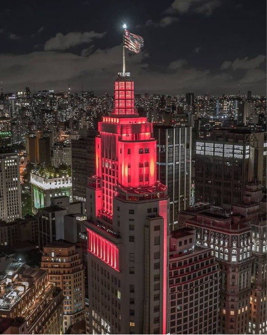 Edifício Farol Santander iluminado à noite